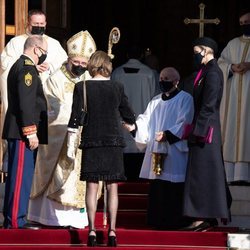 Alberto y Charlene de Mónaco y Carolina de Mónaco a su llegada al Te Deum del Día Nacional de Mónaco 2020