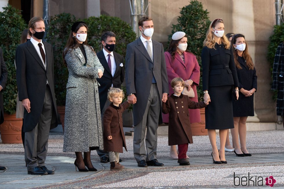 Andrea Casiraghi y Tatiana Santo Domingo, Pierre Casiraghi y Beatrice Borromeo con sus hijos Stefano y Francesco Casiraghi en el Día Nacional de Mónaco 202