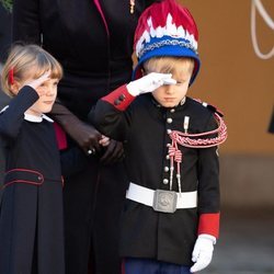 Jacques de Mónaco y Gabriella de Mónaco haciendo el saludo militar en el Día Nacional de Mónaco 2020