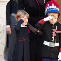 Jacques de Mónaco y Gabriella de Mónaco haciendo el saludo militar en el Día Nacional de Mónaco 2020