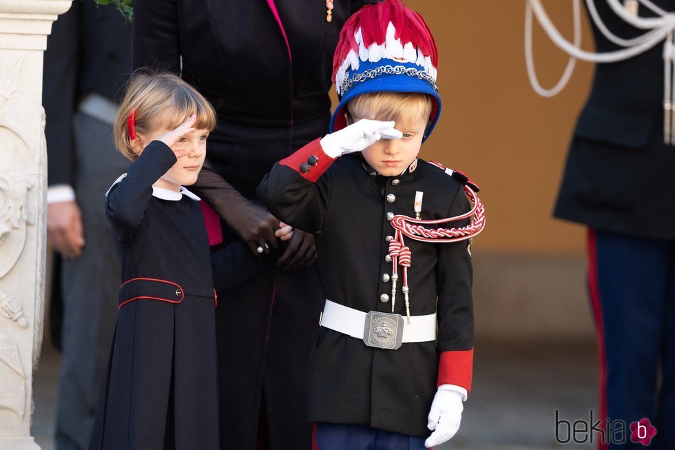 Jacques de Mónaco y Gabriella de Mónaco haciendo el saludo militar en el Día Nacional de Mónaco 2020