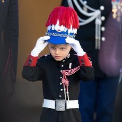 Jacques de Mónaco vestido de carabinero en el Dia Nacional de Mónaco 2020