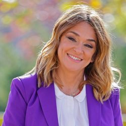 Toñi Moreno, muy sonriente presentando su libro