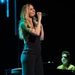 Edurne luce barriguita en el concierto Únicas Cadena Dial