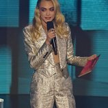 Cara Delevigne presentando los American Music Awards 2020