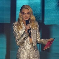 Cara Delevigne presentando los American Music Awards 2020