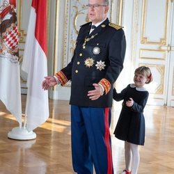 Gabriella de Mónaco imitando a Alberto de Mónaco en el Día Nacional de Mónaco 2020