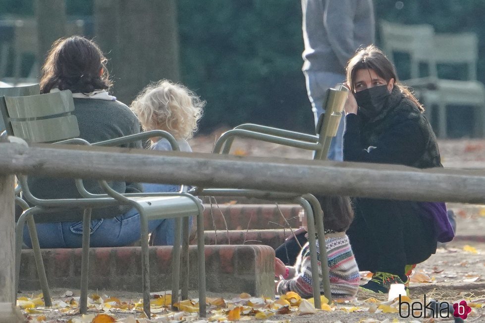 Carlota Casiraghi con otras madres en un parque de París