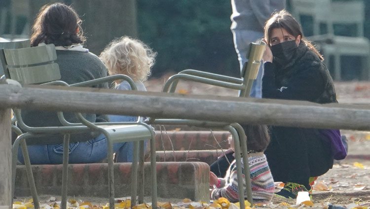 Carlota Casiraghi con otras madres en un parque de París