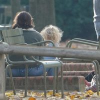 Carlota Casiraghi con otras madres en un parque de París