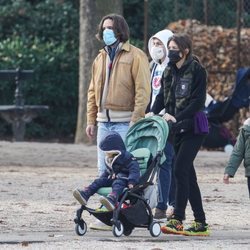 Carlota Casiraghi y Dimitri Rassam con sus hijos Raphaël Elmaleh y Balthazar Rassam en un parque de París