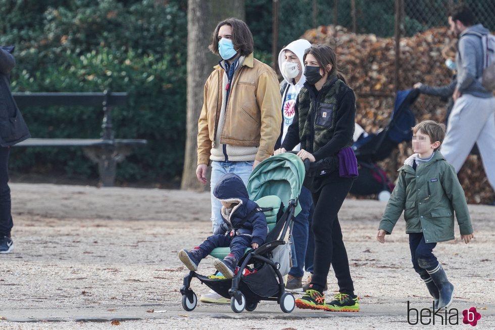 Carlota Casiraghi y Dimitri Rassam con sus hijos Raphaël Elmaleh y Balthazar Rassam en un parque de París