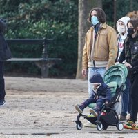 Carlota Casiraghi y Dimitri Rassam con sus hijos Raphaël Elmaleh y Balthazar Rassam en un parque de París