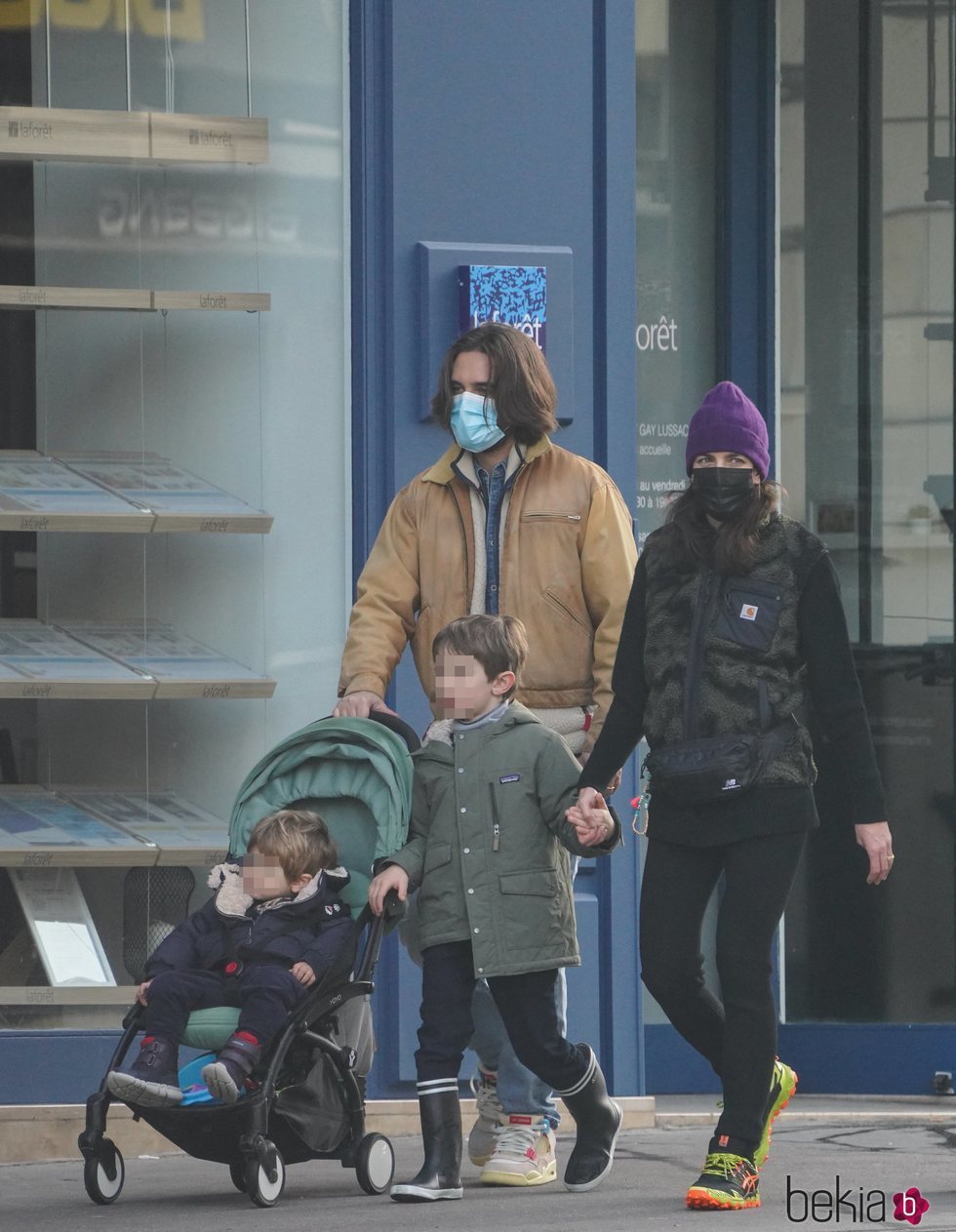 Carlota Casiraghi y Dimitri Rassam con sus hijos Raphaël Elmaleh y Balthazar Rassam de paseo por París