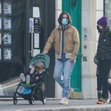 Carlota Casiraghi da la mano a su hijo Raphaël mientras Dimitri Rassam lleva el carricoche de su hijo Balthazar