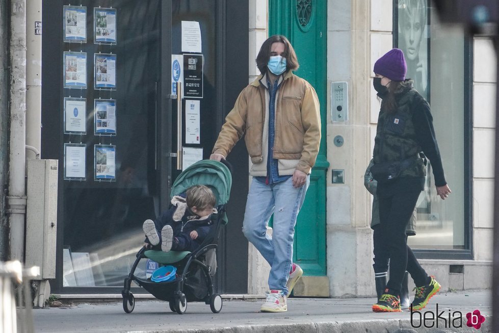 Carlota Casiraghi da la mano a su hijo Raphaël mientras Dimitri Rassam lleva el carricoche de su hijo Balthazar