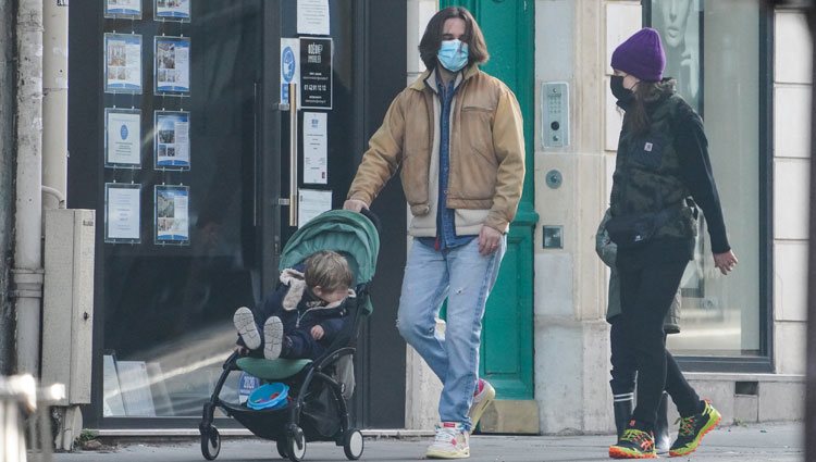 Carlota Casiraghi da la mano a su hijo Raphaël mientras Dimitri Rassam lleva el carricoche de su hijo Balthazar