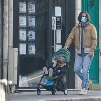 Carlota Casiraghi da la mano a su hijo Raphaël mientras Dimitri Rassam lleva el carricoche de su hijo Balthazar