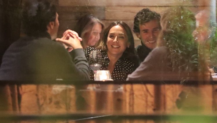 Tamara Falcó e Íñigo Onieva compartiendo cena con unos amigos