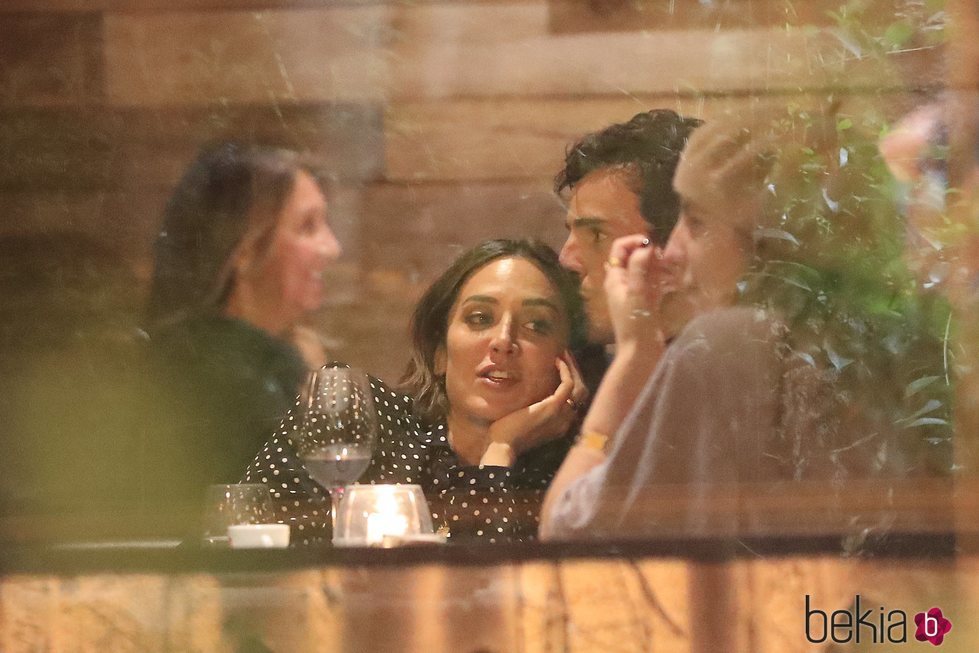 Íñigo Onieva da un cariñoso beso a Tamara Falcó en una cena en Madrid