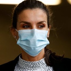 La Reina Letizia con mascarilla en Sevilla