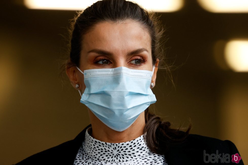 La Reina Letizia con mascarilla en Sevilla