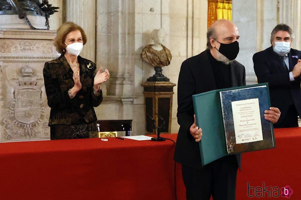 La Reina Sofía tras la entrega al poeta Raúl Zurita del Premio Reina Sofía de Poesía Iberoamerica