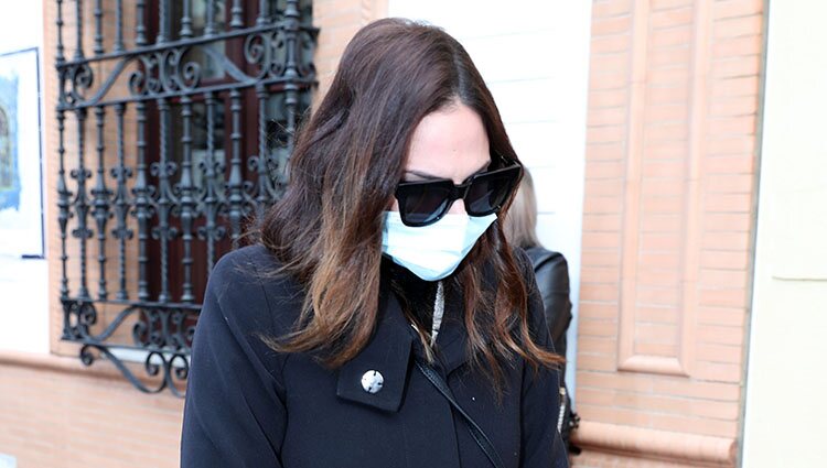 Irene Rosales llegando al entierro de su padre Manuel