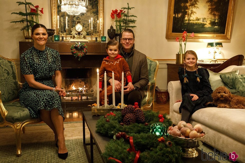 Victoria y Daniel de Suecia con sus hijos Estela y Oscar y su perro Rio en el primer domingo de Adviento 2020