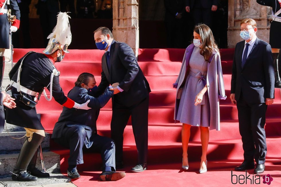 José Luis Ábalos ayuda a levantarse a Vicente Boluda en presencia de la Reina Letizia y Ximo Puig en los Premios Rei Jaume I 2020