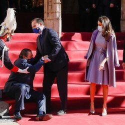 José Luis Ábalos ayuda a levantarse a Vicente Boluda en presencia de la Reina Letizia y Ximo Puig en los Premios Rei Jaume I 2020