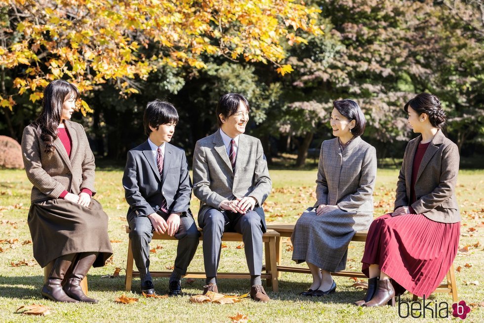 Akishino y Kiko de Japón con sus hijos Mako, Kako e Hisahito de Japón en un posado familiar