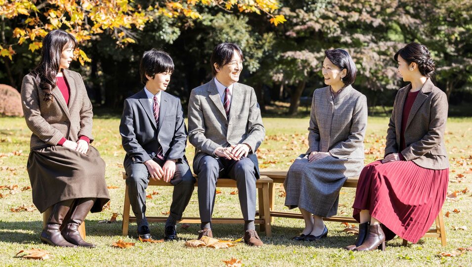 Akishino y Kiko de Japón con sus hijos Mako, Kako e Hisahito de Japón en un posado familiar