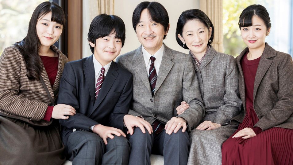 Akishino y Kiko de Japón con sus hijos Hisahito, Mako y Kako de Japón