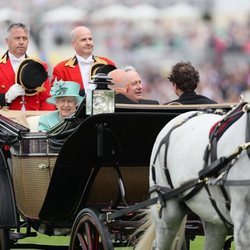 La Reina Isabel y su primo David Bowes-Lyon en Ascot