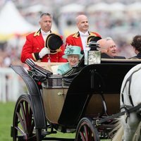 La Reina Isabel y su primo David Bowes-Lyon en Ascot