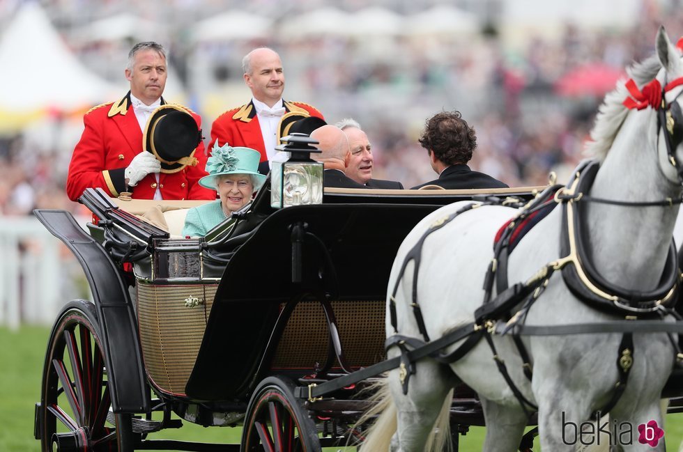 La Reina Isabel y su primo David Bowes-Lyon en Ascot