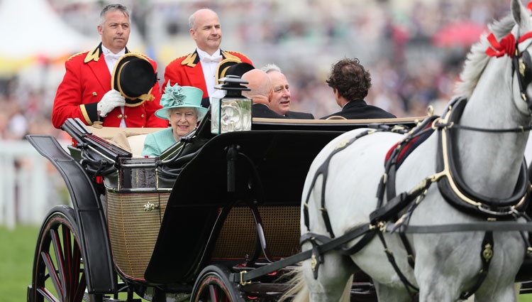 La Reina Isabel y su primo David Bowes-Lyon en Ascot