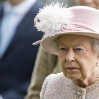 La Reina Isabel con gesto serio en Ascot