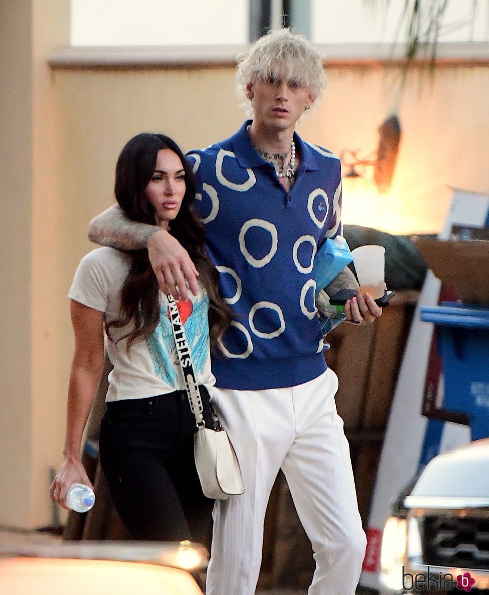 Machine Gun Kelly y Megan Fox paseando por Los Ángeles