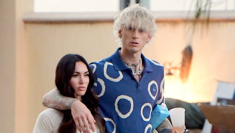 Machine Gun Kelly y Megan Fox paseando por Los Ángeles