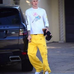 Machine Gun Kelly saliendo de su casa de Los Ángeles