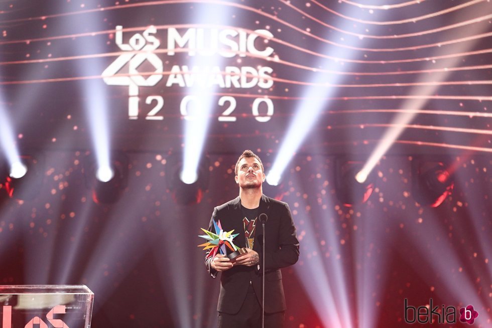 Dani Martín con su premio Golden Awards de Los 40 Music Awards 2020