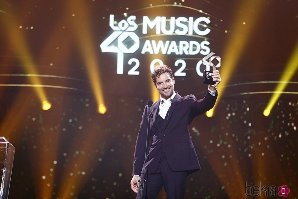 David Bisbal con su premio en Los 40 Music Awards 2020