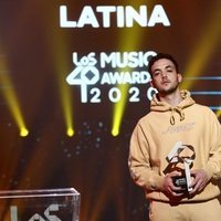 C Tangana con su premio en la gala de Los 40 Music Awards 2020