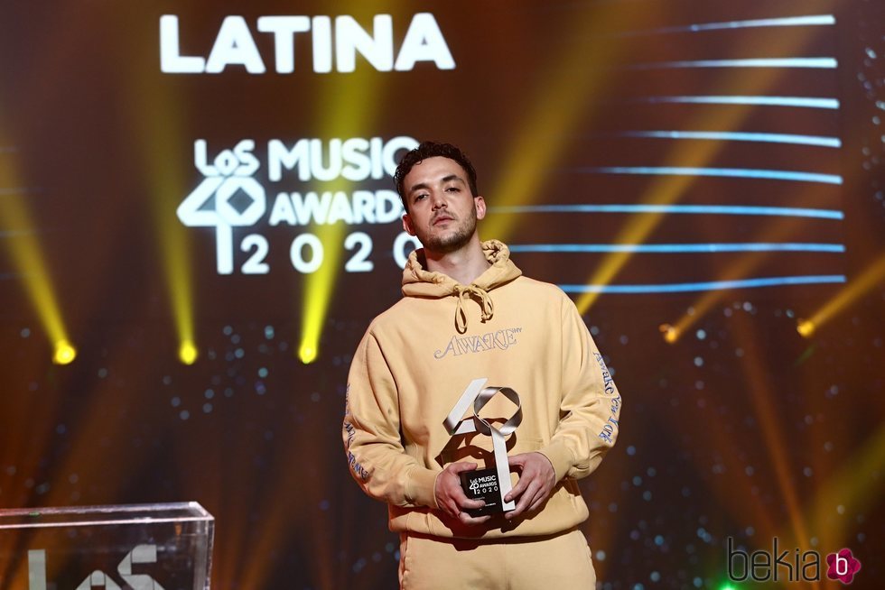 C Tangana con su premio en la gala de Los 40 Music Awards 2020