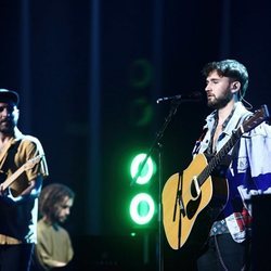 Nil Moliner y Dani Fernández actuando en Los 40 Music Awards 2020