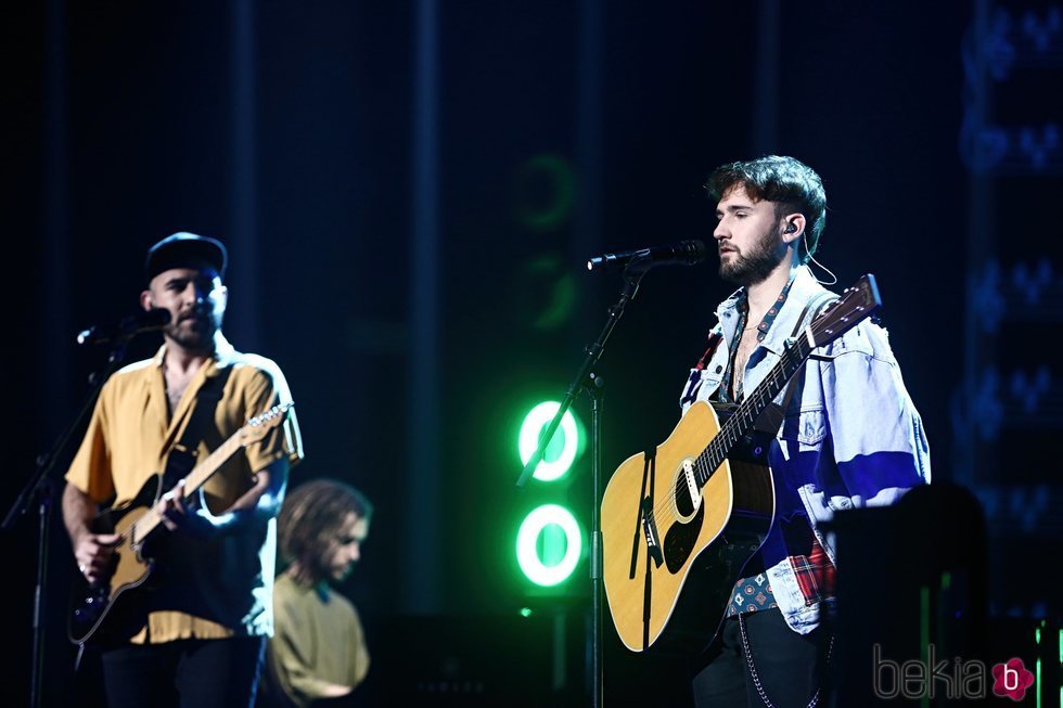 Nil Moliner y Dani Fernández actuando en Los 40 Music Awards 2020