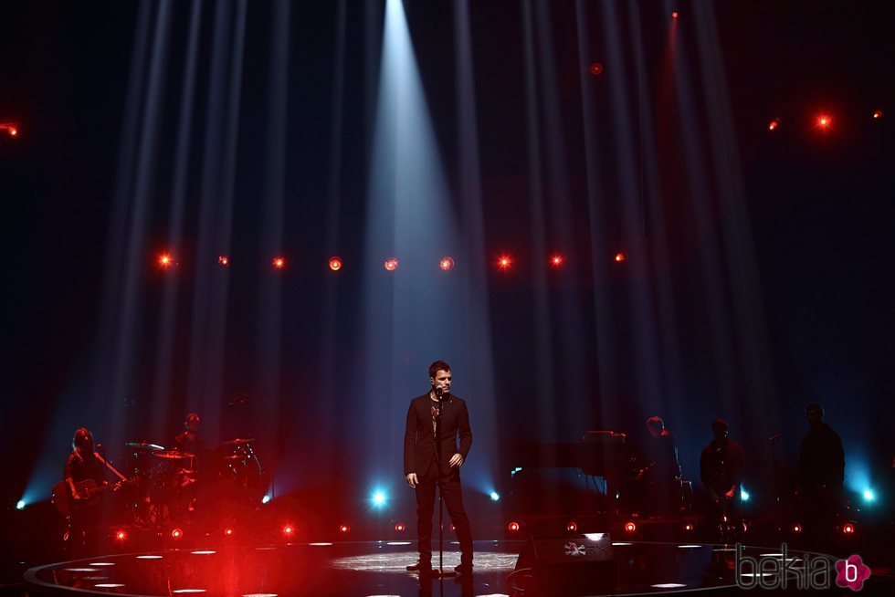 Dani Martín durante su actuación en Los 40 Music Awards 2020