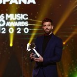 Pablo Alborán posa con su premio en Los 40 Music Awards 2020